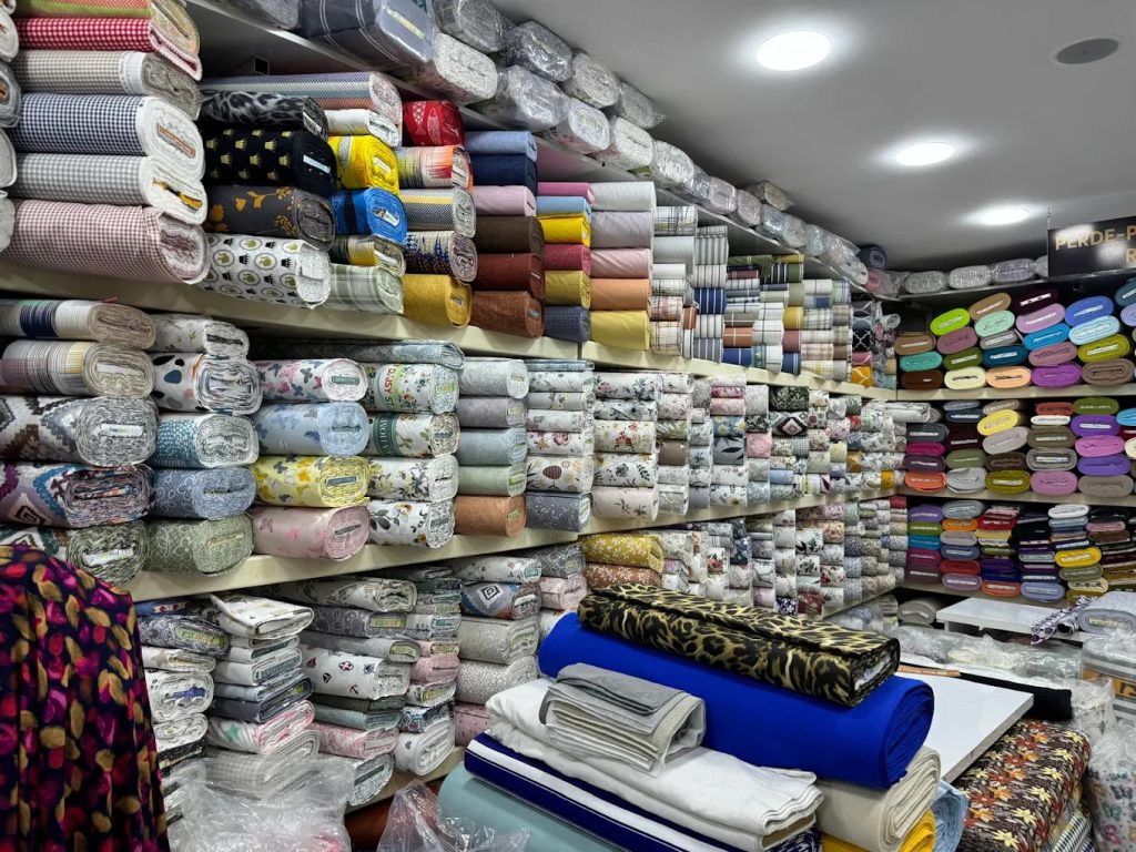 Cantekin Manifatura mağaza içi kumaş reyonu – saten, şifon, dantel çeşitleri